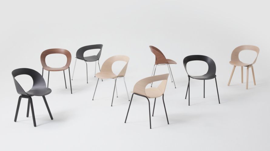 Mehrere Stühle der marke Brunner in unterschiedlichen Farben stehen versetzt nebeneinander. Der Hintergrund ist hellgrau.
